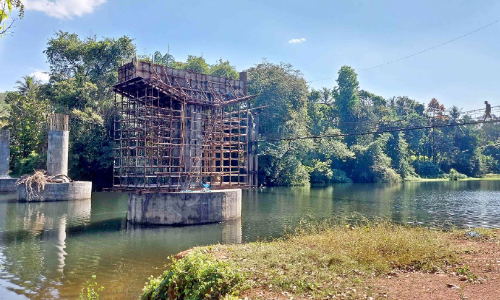 പണി തുടങ്ങിയിട്ട് അഞ്ചുവർഷം; പാലം എവിടെ ?