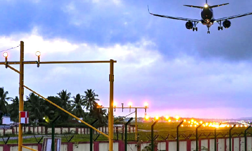 പൈലറ്റുമാർക്ക് ഇനി കാഴ്ച മറയില്ല; തിരുവനന്തപുരം വിമാനത്താവളത്തിലെ റൺവേയിൽ ലൈറ്റിങ് സിസ്റ്റം സ്ഥാപിച്ചു