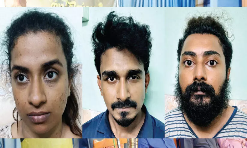 ലഹരിമരുന്നുമായി യുവതിയടക്കം മൂന്നുപേർ പിടിയിൽ ലഹരി വിൽപന ടാറ്റൂ സ്ഥാപനത്തിന്റെ മറവിൽ ലഹരിമരുന്നുമായി യുവതിയടക്കം മൂന്നുപേർ പിടിയിൽ ലഹരി വിൽപന ടാറ്റൂ സ്ഥാപനത്തിന്റെ മറവിൽ