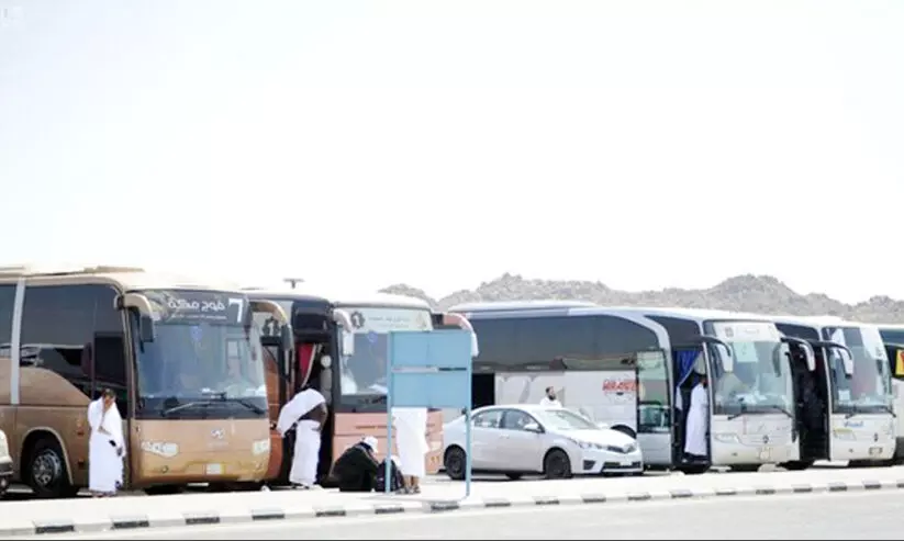 600 guides to assist pilgrims on buses