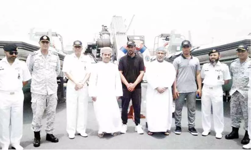 മത്സ്യത്തൊഴിലാളികളെ കോൺസുലേറ്റ് ജനറലിന് കൈമാറി മത്സ്യത്തൊഴിലാളികളെ കോൺസുലേറ്റ് ജനറലിന് കൈമാറി