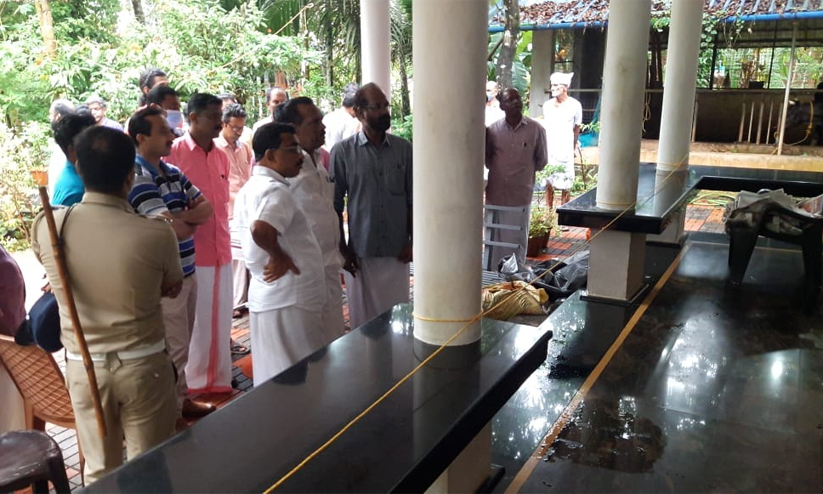 വെള്ളിയൂരില് സി.പി.എം നേതാവിൻ്റെ വീടിന് നേരെ ബോംബാക്രമണം വെള്ളിയൂരില് സി.പി.എം നേതാവിൻ്റെ വീടിന് നേരെ ബോംബാക്രമണം