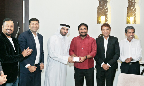 ആ​ന​ന്ദ്​ കു​മാ​റി​നെ വൈ.​കെ.​എ ആ​ദ​രി​ച്ചു