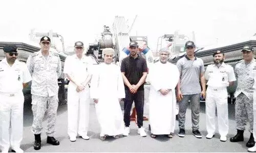 മത്സ്യത്തൊഴിലാളികളെ കോൺസുലേറ്റ് ജനറലിന് കൈമാറി മത്സ്യത്തൊഴിലാളികളെ കോൺസുലേറ്റ് ജനറലിന് കൈമാറി