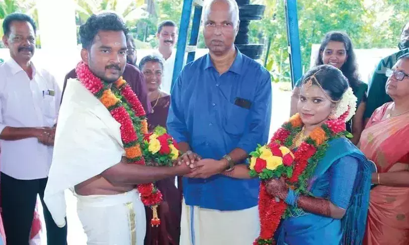 കതിര്‍മണ്ഡപത്തില്‍ ഹരിതക്ക് പിതാവായി ളോഹയഴിച്ച് കസവുമുണ്ടുടുത്ത് ഫാ. ജോര്‍ജ് കണ്ണംപ്ലാക്കല്‍