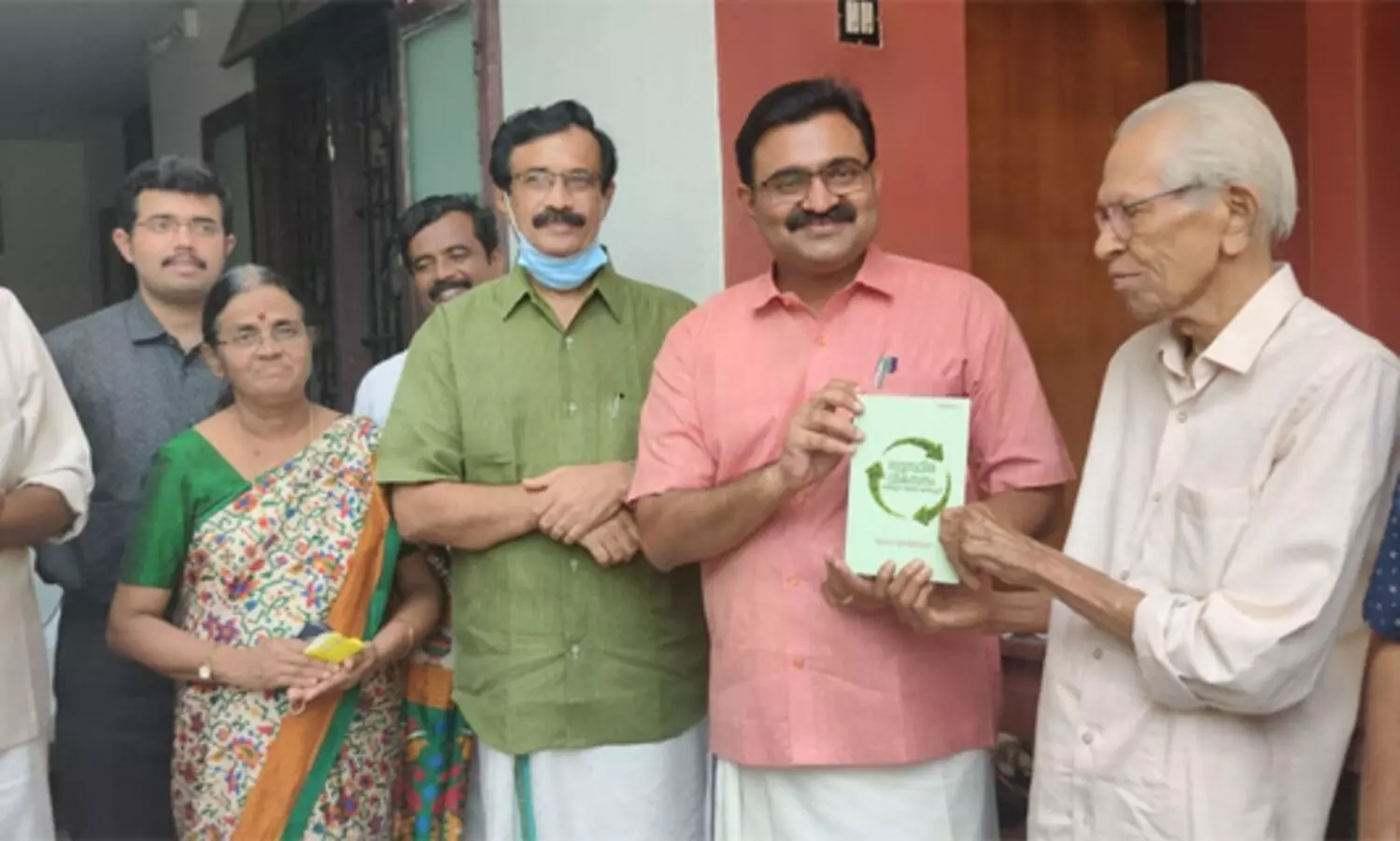 മുൻ മന്ത്രി പ്രഫ.സി രവീന്ദ്രനാഥിന്റെ പുസ്തകം പ്രകാശനം ചെയ്തു