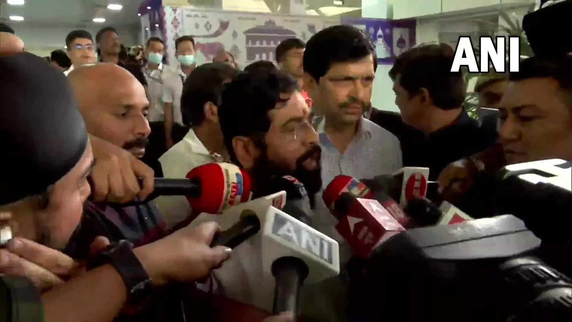 40 എം.എൽ.എമാർ ഒപ്പമുണ്ടെന്ന് എക്നാഥ് ഷിൻഡെ; വിമത എം.എൽ.എമാർ അസമിലെത്തി 40 എം.എൽ.എമാർ ഒപ്പമുണ്ടെന്ന് എക്നാഥ് ഷിൻഡെ; വിമത എം.എൽ.എമാർ അസമിലെത്തി