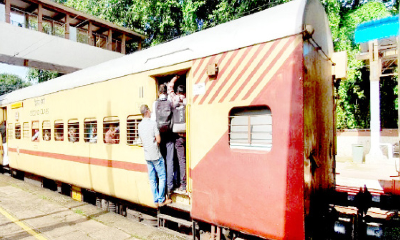 ആവശ്യത്തിന് ഇടമില്ല; മംഗളൂരു -ചെന്നൈ എഗ്മോർ ട്രെയിൻ യാത്ര ജീവൻ പണയപ്പെടുത്തി ആവശ്യത്തിന് ഇടമില്ല; മംഗളൂരു -ചെന്നൈ എഗ്മോർ ട്രെയിൻ യാത്ര ജീവൻ പണയപ്പെടുത്തി