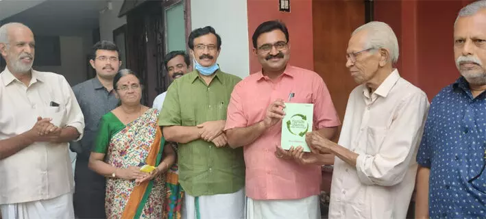 മുൻ മന്ത്രി പ്രഫ.സി രവീന്ദ്രനാഥിന്റെ പുസ്തകം പ്രകാശനം ചെയ്തു മുൻ മന്ത്രി പ്രഫ.സി രവീന്ദ്രനാഥിന്റെ പുസ്തകം പ്രകാശനം ചെയ്തു