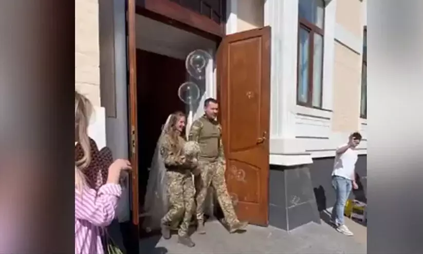 സൈനിക വേഷത്തിൽ വിവാഹിതരായി യുക്രെയിൻ ദമ്പതികൾ സൈനിക വേഷത്തിൽ വിവാഹിതരായി യുക്രെയിൻ ദമ്പതികൾ