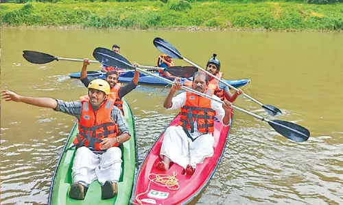 സാ​ഹ​സി​ക ടൂ​റി​സം വ​ഴി​യി​ല്‍ പ​ഴ​ശ്ശി പാ​ര്‍ക്കും; ക​യാ​ക്കി​ങ്ങി​​െനാ​രു​ങ്ങി മാ​ന​ന്ത​വാ​ടി പു​ഴ