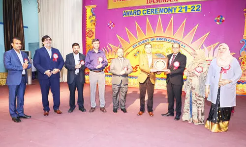 ദ​മ്മാം ഇ​ന്റ​ർ​നാ​ഷ​ന​ൽ ഇ​ന്ത്യ​ൻ സ്കൂ​ൾ:  ദീ​ർ​ഘ​കാ​ല സേ​വ​ന​മ​നു​ഷ്ഠി​ച്ച അ​ധ്യാ​പ​ക​ർ​ക്ക്​ അ​വാ​ർ​ഡ്