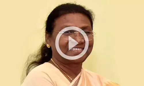 ക്ഷേത്രത്തില്‍ തൊഴുന്നതിന് മുന്‍പ് നിലം തൂത്തുവാരി രാഷ്ട്രപതി സ്ഥാനാര്‍ത്ഥി ദ്രൗപദി