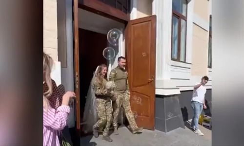 സൈനിക വേഷത്തിൽ വിവാഹിതരായി യുക്രെയിൻ ദമ്പതികൾ