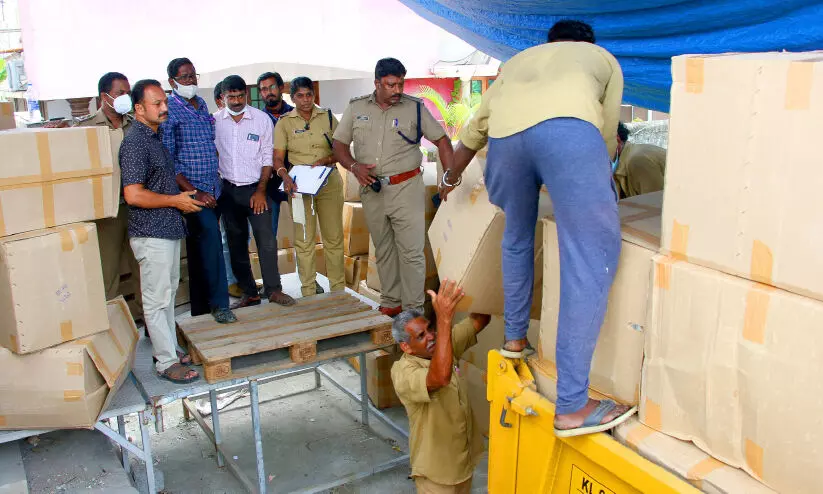 നിരോധിത പ്ലാസ്റ്റിക് ഉൽപന്നങ്ങളുടെ വൻശേഖരം പിടിച്ചെടുത്തു