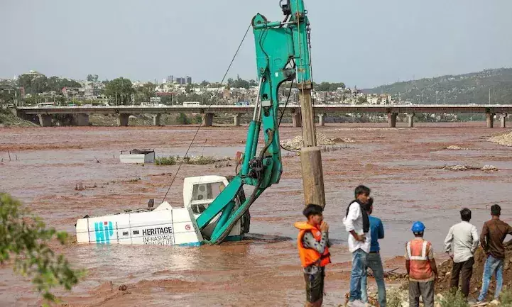 ജമ്മു കശ്മീരിൽ പ്രളയവും മണ്ണിടിച്ചിലും; ജമ്മു-ശ്രീനഗർ ദേശീയപാതയിൽ ഗതാഗതം തടസ്സപ്പെട്ടു