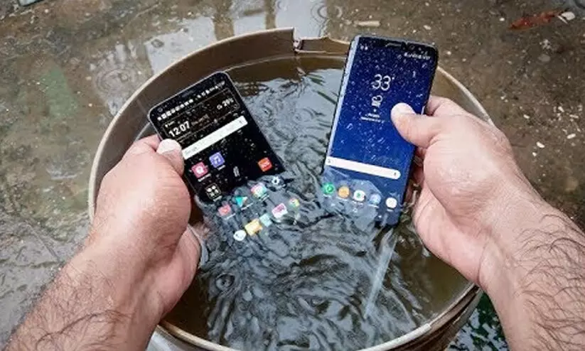 ഫോൺ വെള്ളത്തിലും ഉപയോഗിക്കാമെന്ന് തെറ്റിദ്ധരിപ്പിച്ചു; സാംസങ്ങിന് 75 കോടി പിഴ ഫോൺ വെള്ളത്തിലും ഉപയോഗിക്കാമെന്ന് തെറ്റിദ്ധരിപ്പിച്ചു; സാംസങ്ങിന് 75 കോടി പിഴ