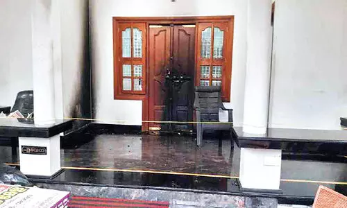 വെള്ളിയൂരിൽ സി.പി.എം ലോക്കൽ സെക്രട്ടറിയുടെ വീടിനുനേരെ ബോംബേറ് വെള്ളിയൂരിൽ സി.പി.എം ലോക്കൽ സെക്രട്ടറിയുടെ വീടിനുനേരെ ബോംബേറ്