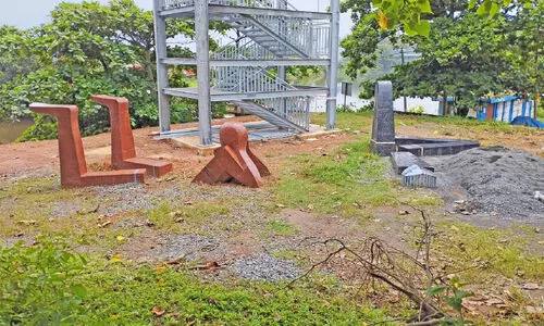 ആ അമ്മയും കുഞ്ഞും   മണ്ണടിയുകയാണ്; കാ​നാ​യി​യു​ടെ പ​യ്യാ​മ്പ​ല​ത്തെ ശി​ൽ​പ​ങ്ങ​ൾ ന​ശി​ക്കു​ന്നു