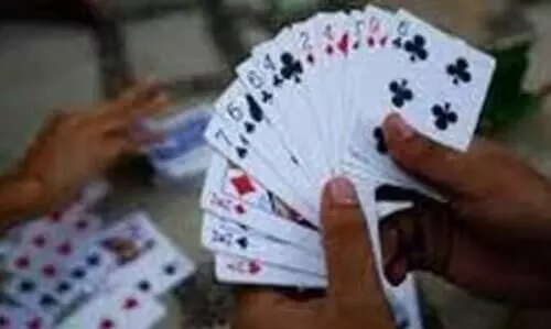 പത്തംഗ ചീട്ടുകളി സംഘത്തെ പൊലീസ് പിടികൂടി