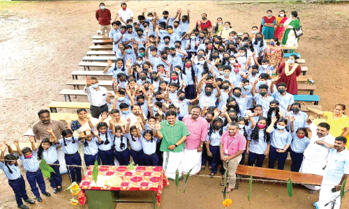 അളഗപ്പനഗര്‍ പഞ്ചായത്ത് സ്കൂളില്‍ ആണ്‍കുട്ടികള്‍ക്കും പെണ്‍കുട്ടികള്‍ക്കും ഒരേ യൂനിഫോം