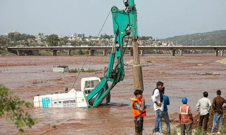 ജമ്മു കശ്മീരിൽ പ്രളയവും മണ്ണിടിച്ചിലും; ജമ്മു-ശ്രീനഗർ ദേശീയപാതയിൽ ഗതാഗതം തടസ്സപ്പെട്ടു
