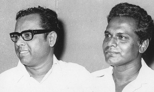 ശം​ഖു​പു​ഷ്പം ക​ണ്ണെ​ഴു​തു​മ്പോ​ൾ