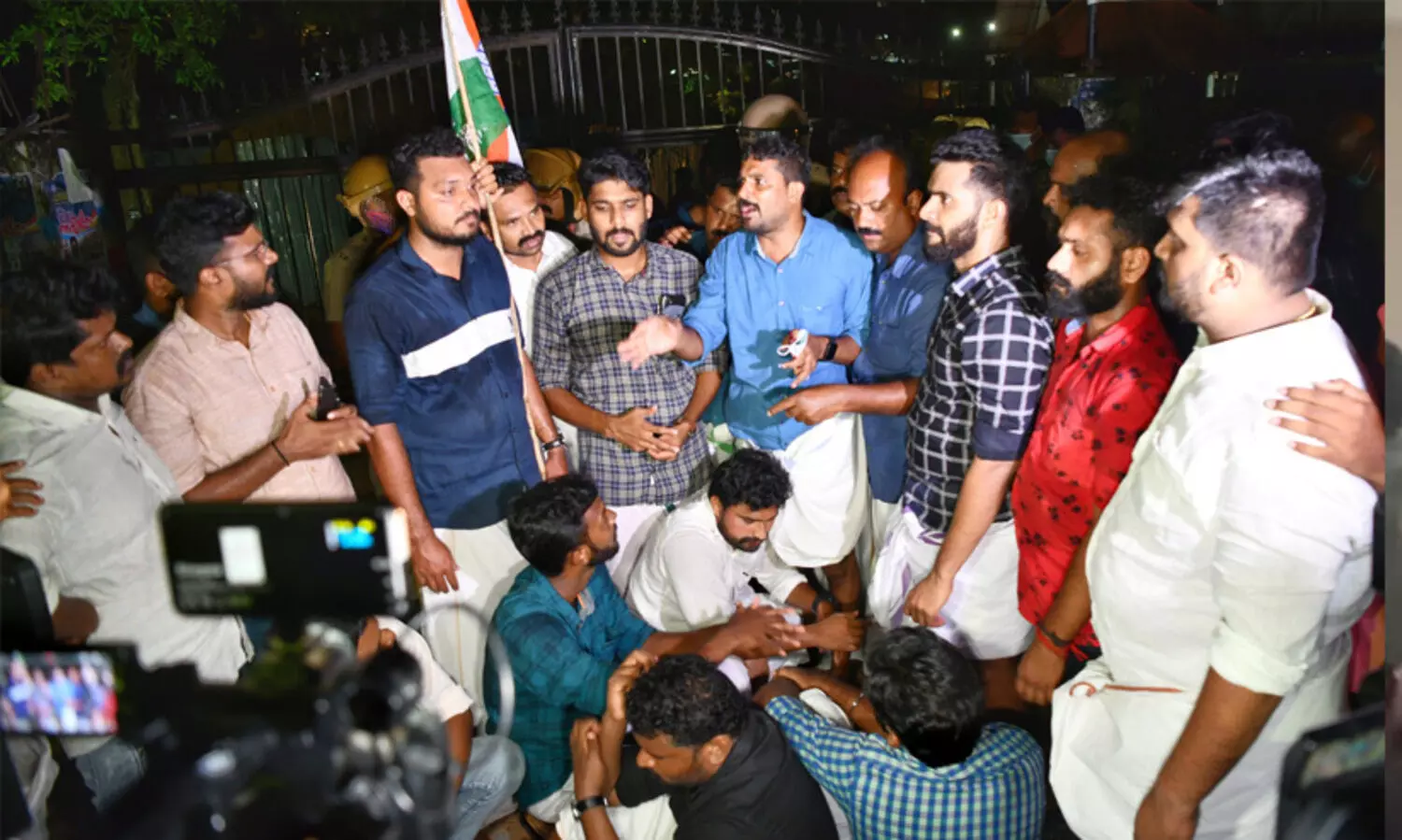 എസ്.എഫ്.ഐ അക്രമം: യൂത്ത് കോൺഗ്രസ്, കെ.എസ്.യു മാർച്ചിൽ സംഘർഷം, എ.കെ.ജി സെന്‍ററിന് സുരക്ഷ കൂട്ടി