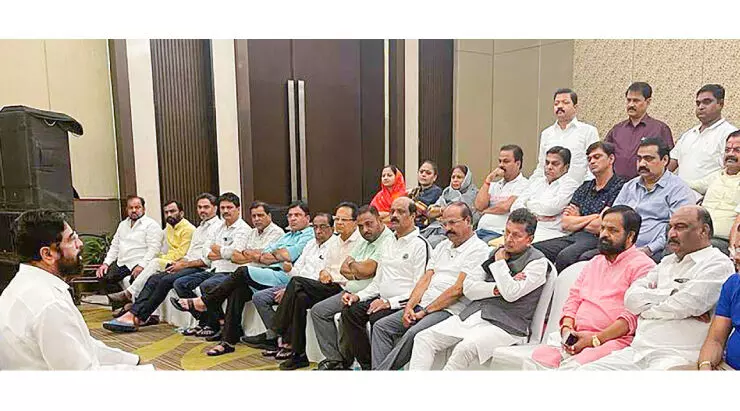 കൂടുതൽ പേർ വിമതപക്ഷത്തേക്ക്; ബി.ജെ.പി കളത്തിൽ