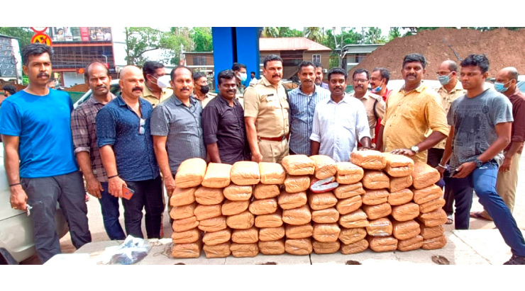 125 കിലോ കഞ്ചാവുമായി മൂന്ന് യുവാക്കൾ പിടിയിൽ 125 കിലോ കഞ്ചാവുമായി മൂന്ന് യുവാക്കൾ പിടിയിൽ