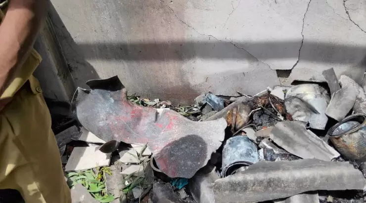 പാ​ച​ക​വാ​ത​ക സി​ലി​ണ്ട​ര്‍ പൊ​ട്ടി​ത്തെ​റി​ച്ച് അ​ടു​ക്ക​ള ത​ക​ർ​ന്നു