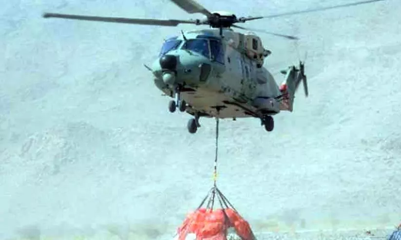 ഹെ​ലി​കോ​പ്​​ട​റി​ൽ ഭ​ക്ഷ​ണ​മെ​ത്തി​ച്ചു