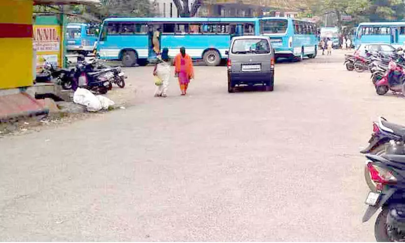 ഇട്ടിയപ്പാറ ബസ്സ്റ്റാൻഡിൽ ജീവൻ വേണേൽ ഓടിക്കോ