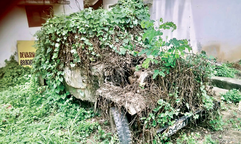 സിവിൽ സ്റ്റേഷനിൽ വാഹനങ്ങൾ തുരുമ്പെടുത്ത് നശിക്കുന്നു സിവിൽ സ്റ്റേഷനിൽ വാഹനങ്ങൾ തുരുമ്പെടുത്ത് നശിക്കുന്നു