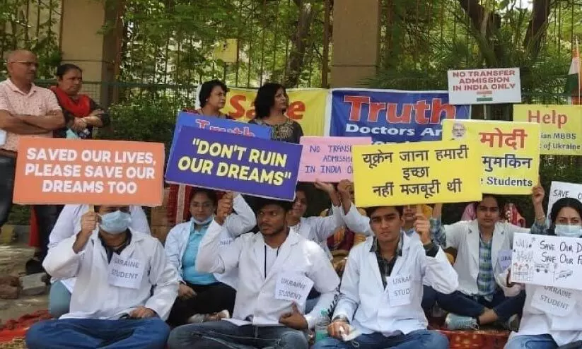 ഇരുളടഞ്ഞ് ഭാവി; ഡൽഹിയിൽ യുക്രെയ്ൻ മെഡിക്കൽ വിദ്യാർഥിസമരം ഇരുളടഞ്ഞ് ഭാവി; ഡൽഹിയിൽ യുക്രെയ്ൻ മെഡിക്കൽ വിദ്യാർഥിസമരം