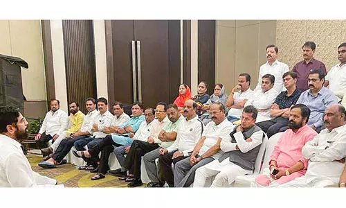 കൂടുതൽ പേർ വിമതപക്ഷത്തേക്ക്; ബി.ജെ.പി കളത്തിൽ