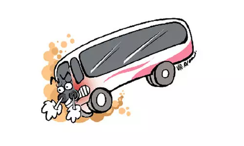 കുറ്റ്യാടി -കോഴിക്കോട് റൂട്ടിൽ ബസുകളുടെ മരണപ്പാച്ചില്; നടപടിയെടുക്കാതെ പൊലീസും മോട്ടോര് വാഹന വകുപ്പും കുറ്റ്യാടി -കോഴിക്കോട് റൂട്ടിൽ ബസുകളുടെ മരണപ്പാച്ചില്; നടപടിയെടുക്കാതെ പൊലീസും മോട്ടോര് വാഹന വകുപ്പും