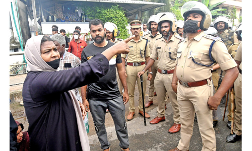 ആവിക്കൽ പ്ലാന്‍റ് സർവേക്കെതിരെ പ്രതിഷേധം, റോഡ് ഉപരോധം
