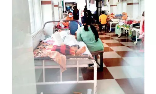 മെഡിക്കൽ കോളജിൽ രോഗികളെ വരാന്തയിലേക്ക് മാറ്റിയെന്ന് പരാതി മെഡിക്കൽ കോളജിൽ രോഗികളെ വരാന്തയിലേക്ക് മാറ്റിയെന്ന് പരാതി