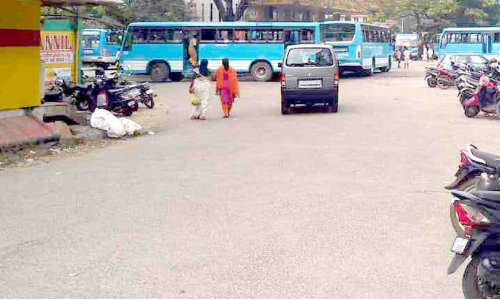 ഇട്ടിയപ്പാറ ബസ്സ്റ്റാൻഡിൽ ജീവൻ വേണേൽ ഓടിക്കോ