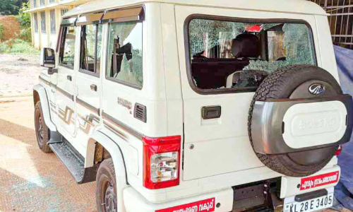 കോട്ടയത്ത് പഞ്ചായത്ത് പ്രസിഡന്‍റിന്റെ വാഹനം തകർത്തു