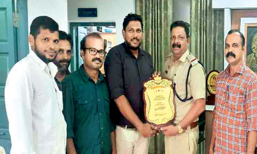 ഒ​റ്റ​പ്പാ​ലം പൊ​ലീ​സ് സ്​​​റ്റേ​ഷ​ന്​ ആ​ദ​രം