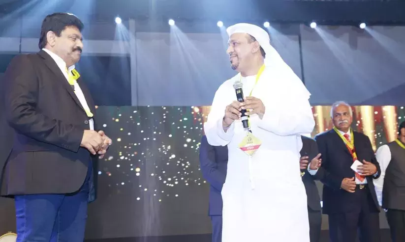 ജീ​വി​ത​ത്തി​ൽ​ വീ​ശി​യ കാ​രു​ണ്യ​ക്കാ​റ്റി​ന്‍റെ ഓ​ർ​മ​യി​ൽ അ​വ​ർ...