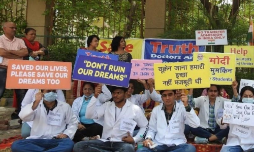 ഇരുളടഞ്ഞ് ഭാവി; ഡൽഹിയിൽ യുക്രെയ്ൻ മെഡിക്കൽ വിദ്യാർഥിസമരം ഇരുളടഞ്ഞ് ഭാവി; ഡൽഹിയിൽ യുക്രെയ്ൻ മെഡിക്കൽ വിദ്യാർഥിസമരം