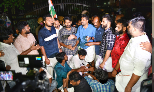 എസ്.എഫ്.ഐ അക്രമം: യൂത്ത് കോൺഗ്രസ്, കെ.എസ്.യു മാർച്ചിൽ സംഘർഷം, എ.കെ.ജി സെന്‍ററിന് സുരക്ഷ കൂട്ടി