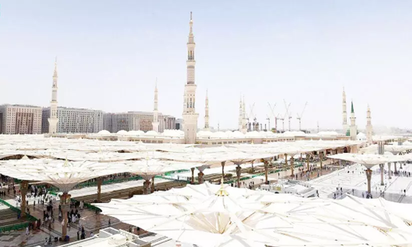 തീർഥാടകർക്ക് കൗതുകവും തണലും പകർന്ന് മദീനയിലെ യന്ത്രക്കുടകൾ