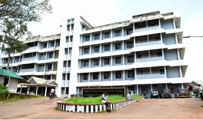 കോട്ടയം മെഡിക്കൽ കോളജിൽ റേഡിയേഷൻ യന്ത്രം തകരാറിൽ; അർബുദ ബാധിതർ ബുദ്ധിമുട്ടുന്നു കോട്ടയം മെഡിക്കൽ കോളജിൽ റേഡിയേഷൻ യന്ത്രം തകരാറിൽ; അർബുദ ബാധിതർ ബുദ്ധിമുട്ടുന്നു