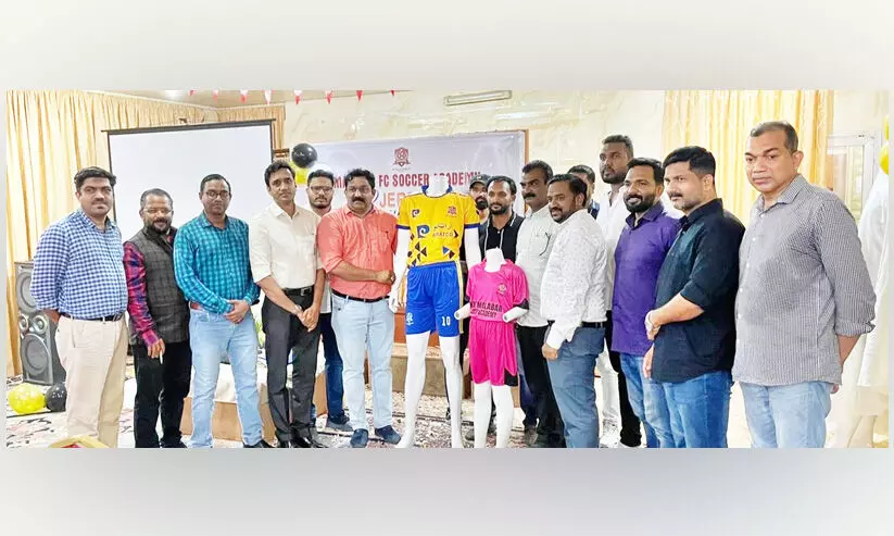 യാംബു മലബാർ എഫ്.സി, കെൻസ് മലബാർ അക്കാദമി ജഴ്സികൾ പ്രകാശനം യാംബു മലബാർ എഫ്.സി, കെൻസ് മലബാർ അക്കാദമി ജഴ്സികൾ പ്രകാശനം