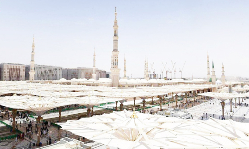 തീർഥാടകർക്ക് കൗതുകവും തണലും പകർന്ന് മദീനയിലെ യന്ത്രക്കുടകൾ