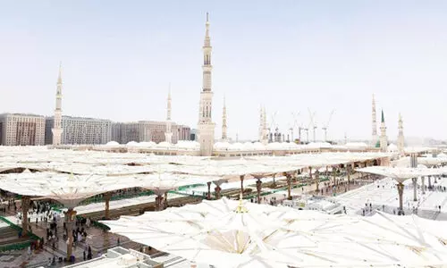 തീർഥാടകർക്ക് കൗതുകവും തണലും പകർന്ന് മദീനയിലെ യന്ത്രക്കുടകൾ